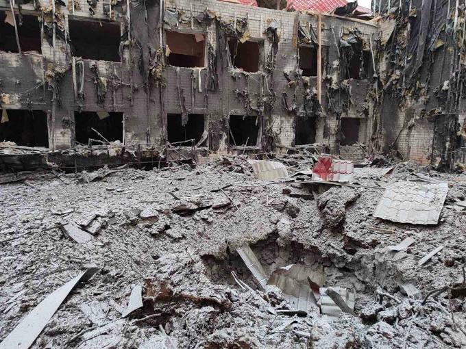 Фото наслідків ракетного удару по дитячому центру Харкова